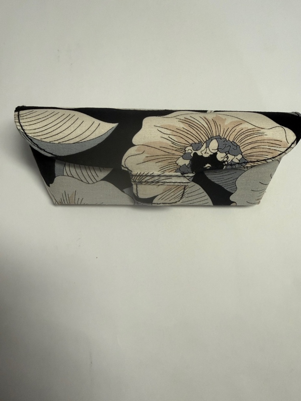 NWOT Vera Bradley Camellia Floral Print Black and Cream Sunglass Case